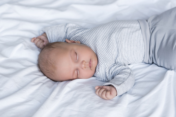Маленький сонный малыш
   - Фото, изображение