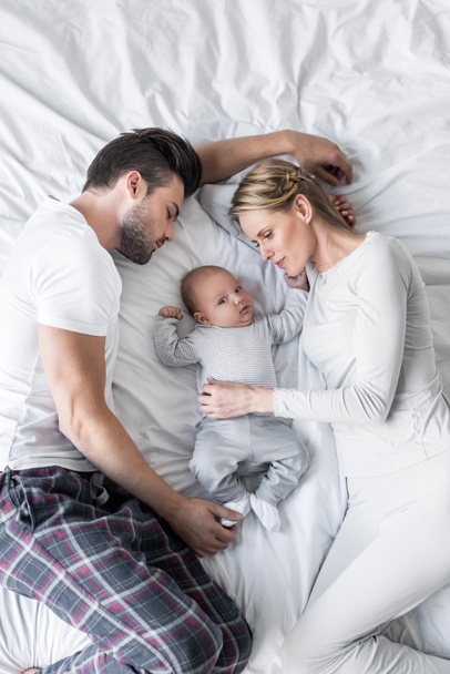parents relaxing with baby boy - Foto, afbeelding
