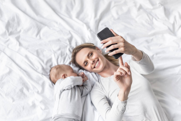 赤ちゃんと母親の撮影 selfie - 写真・画像
