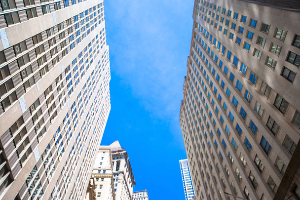 ニューヨークの高層ビルは上方ビュー - 写真・画像