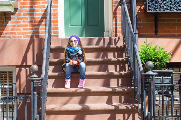 Pieni tyttö historiallisella alueella West Village
 - Valokuva, kuva