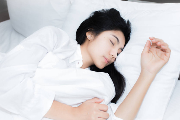 Женщины спят и улыбаются на кровати по утрам
 - Фото, изображение