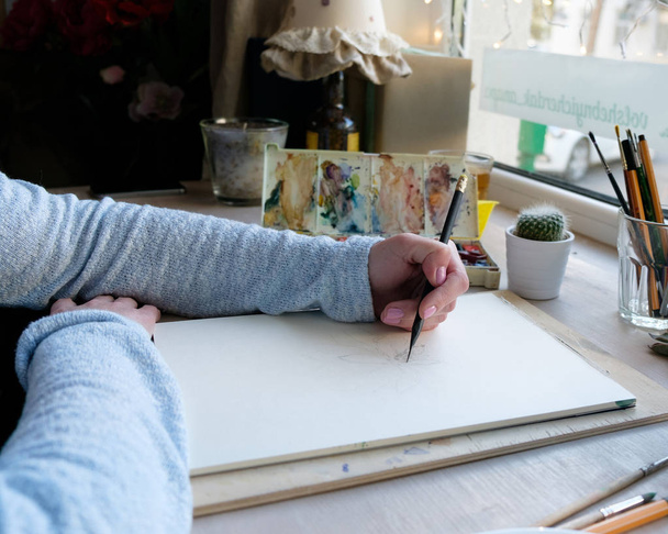mujer pintando con un lápiz
 - Foto, Imagen
