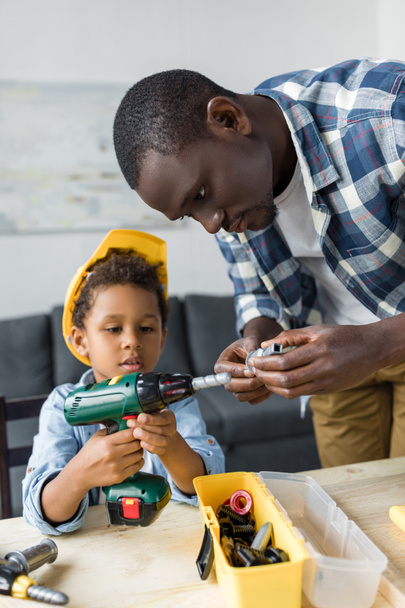 Afrikalı-Amerikalı baba ve oğul yenileme yapıyor - Fotoğraf, Görsel