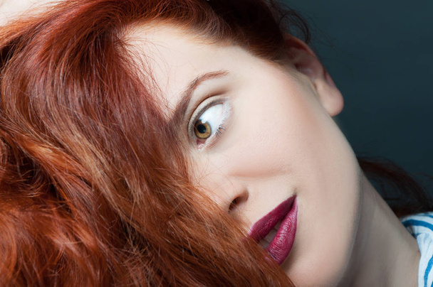 Модный портрет молодой женщины с рыжими волосами
  - Фото, изображение