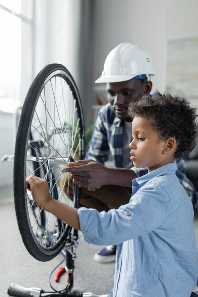 afro father and son repairing bicycle - Fotoğraf, Görsel