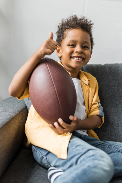 afro menino com bola de futebol americano
 - Foto, Imagem