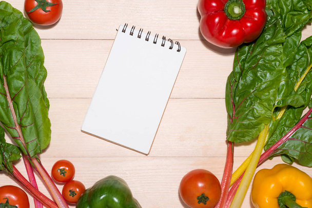Quaderno con verdure fresche
 - Foto, immagini