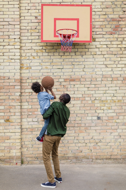 padre e hijo jugando baloncesto juntos
 - Foto, imagen
