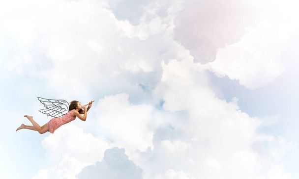woman flying in sky - Foto, afbeelding