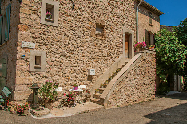 View of buildings in alley with sunny blue sky, at the quiet Sillans-la-Cascade. - Φωτογραφία, εικόνα
