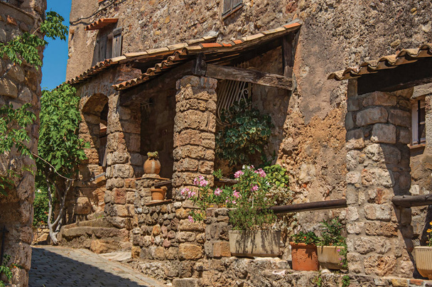 View of old stone houses in alley under blue sky, at the gorgeous medieval hamlet of Les Arcs-sur-Argens. - Foto, Imagen