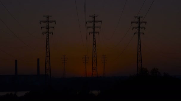 日の出時の高圧送電線 - 映像、動画