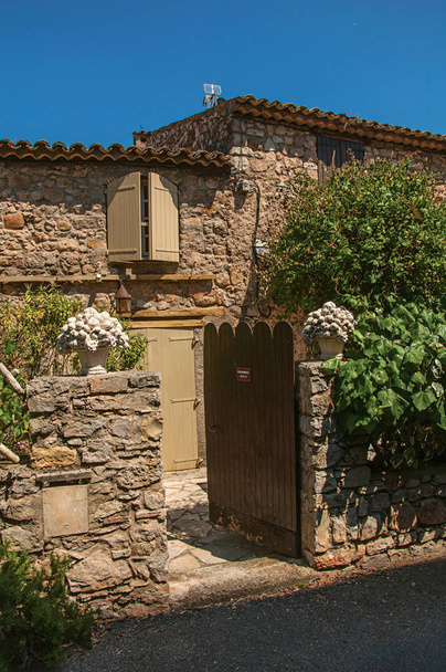Close-up of old stone house with wooden gate, at Arcs-sur-Argens. - Foto, imagen
