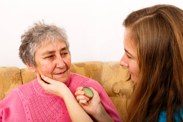 Szczęśliwy Starsza kobieta i młody opiekuna - Zdjęcie, obraz