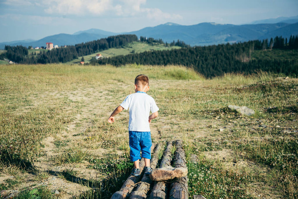 little boy playing on the top of the mountains - Фото, зображення