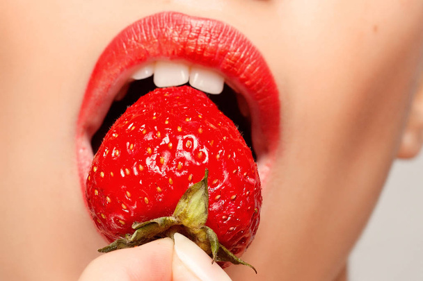 Sexy Woman Eating Strawberry - Zdjęcie, obraz