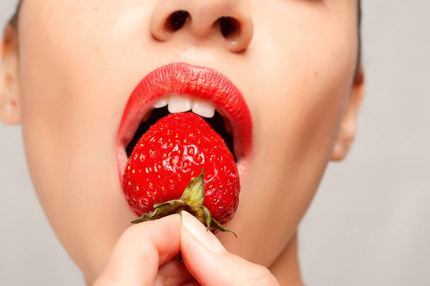 Mujer sexy comiendo fresa
 - Foto, imagen