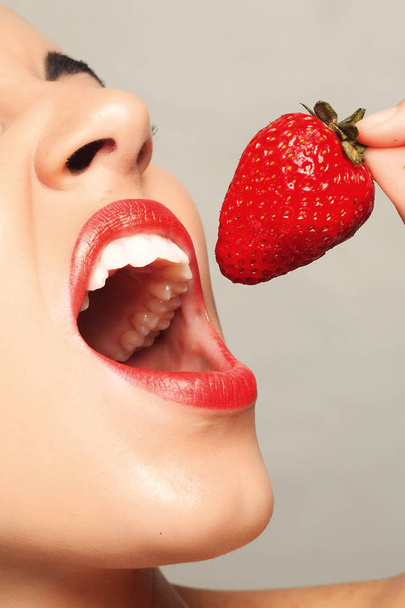 sexy Frau isst Erdbeere - Foto, Bild