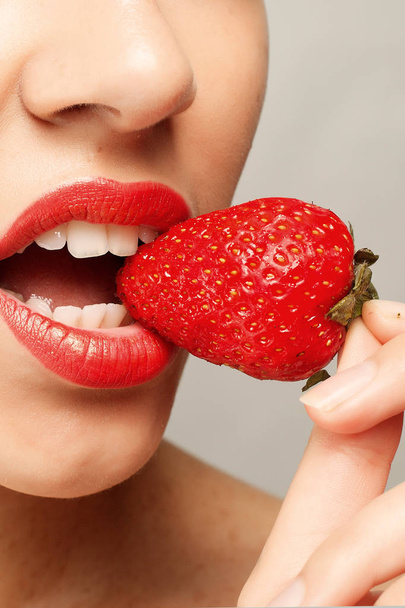 Сексуальная женщина ест клубнику
 - Фото, изображение