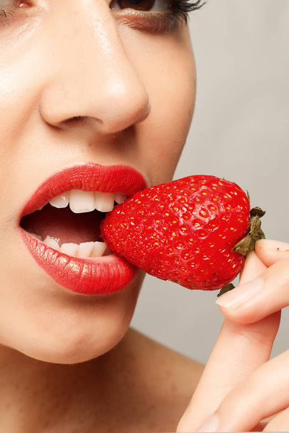 Sexy Woman Eating Strawberry - Φωτογραφία, εικόνα