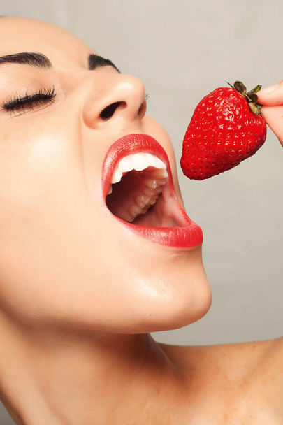 szexi nő evés eper - Fotó, kép