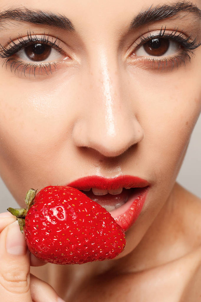 Donna sexy mangiare fragola
 - Foto, immagini