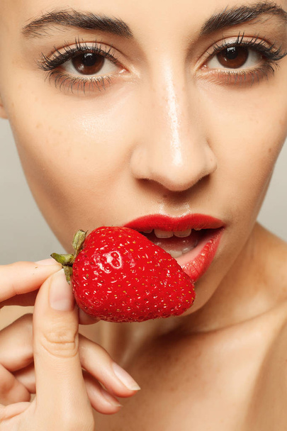 Femme sexy manger de la fraise
 - Photo, image