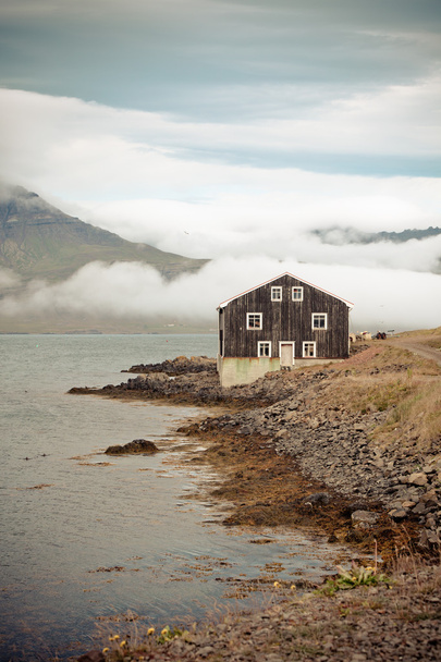Чорний дерев'яному будинку в Східній Ісландії - Фото, зображення