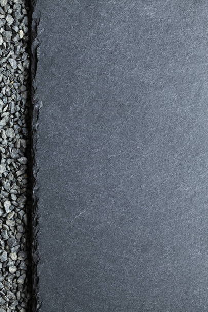 Black stone plate on gravel background - Foto, Bild