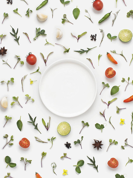 Komposition mit Gerichten, Kräutern, Gewürzen und Gemüse - Foto, Bild