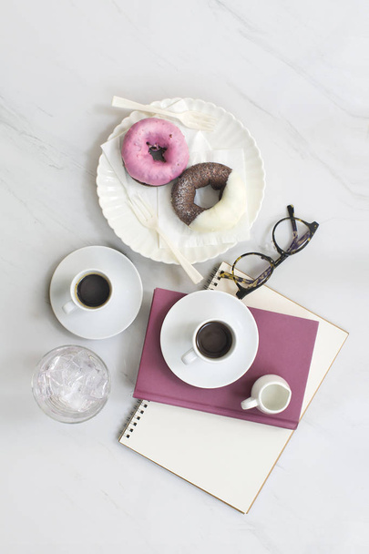 Composition avec café, donutes, verres et cahiers
 - Photo, image