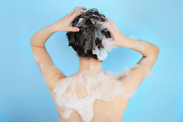 genç kadın yıkama saç  - Fotoğraf, Görsel