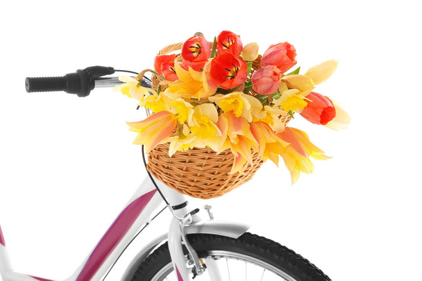 Bicicletta con cesto di bellissimi fiori
  - Foto, immagini