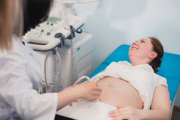 Młoda kobieta w ciąży na USG, zdrowia zwrócić się do lekarza - Zdjęcie, obraz