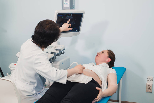 Medico che utilizza ultrasuoni e screening dello stomaco della donna incinta
. - Foto, immagini