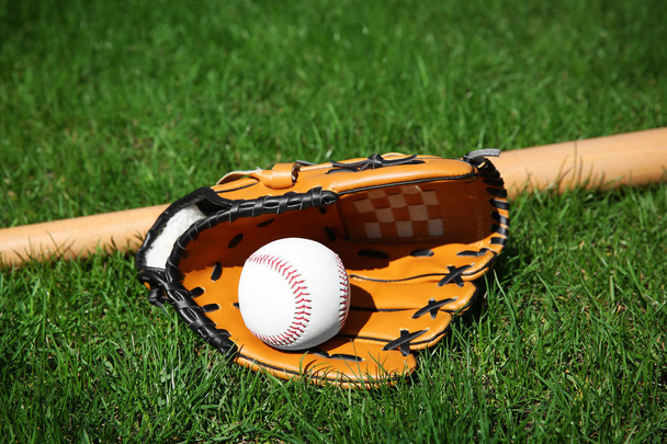 Baseball ball with glove and bat - Foto, afbeelding
