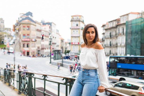 Νεαρή γυναίκα ταξιδιώτη Απολαύστε και θέτοντας σε πολύχρωμο δρόμο στο Πόρτο, Πορτογαλία - Φωτογραφία, εικόνα
