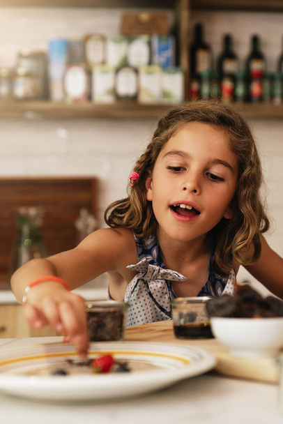 Portrait of little girl preparing baking cookies. - Foto, Imagem