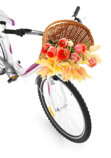 Fahrrad mit Blumenkorb  - Foto, Bild