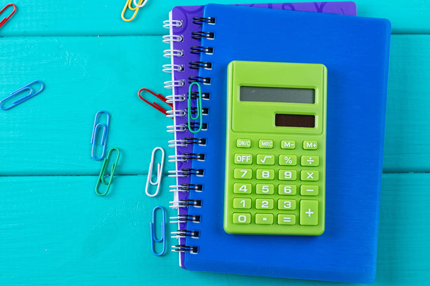 Calculadora e lápis no bloco de notas
 - Foto, Imagem