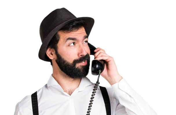Hipster man met baard praten met vintage telefoon - Foto, afbeelding