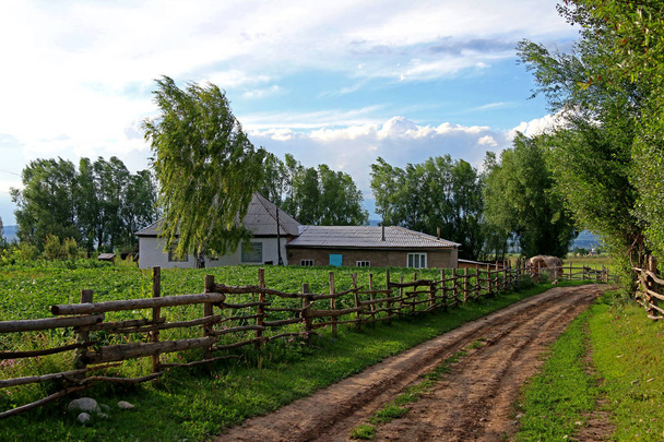 Casa de agricultores na aldeia de Kyrgyz
 - Foto, Imagem