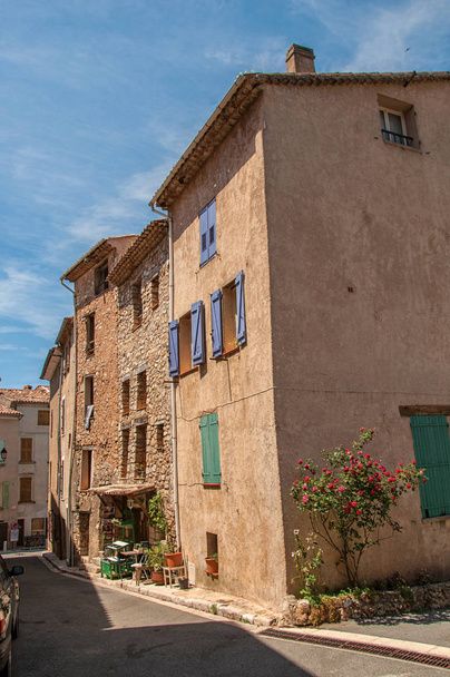 Alley view with building and flowers in Chteaudouble. - Φωτογραφία, εικόνα
