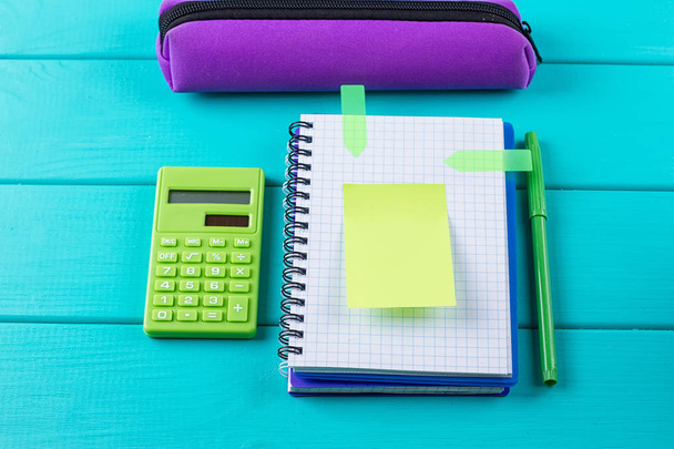 зеленый калькулятор с бумажной наклейкой
 - Фото, изображение