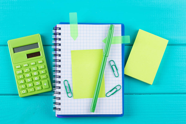 зеленый калькулятор с бумажной наклейкой
 - Фото, изображение