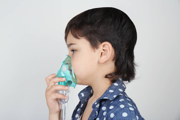 Boy using asthma machine - Fotó, kép