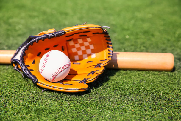 Baseball ball, glove and bat  - Foto, afbeelding
