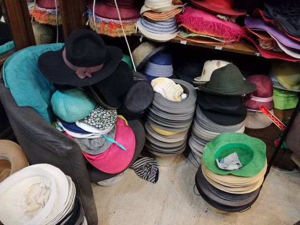 Stapels van hoeden op de hoedenwinkel - Foto, afbeelding
