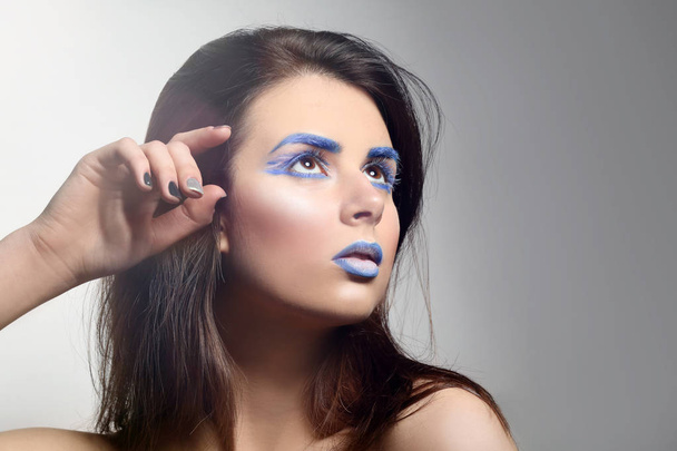 Vrouw met creatieve make-up - Foto, afbeelding